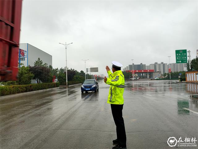 雨天“守路人” 靖边交警“雨”您同行