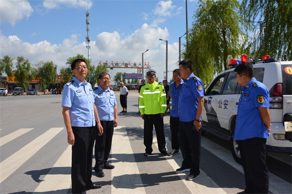 靖边：交警与城管联合执法整治违法停车