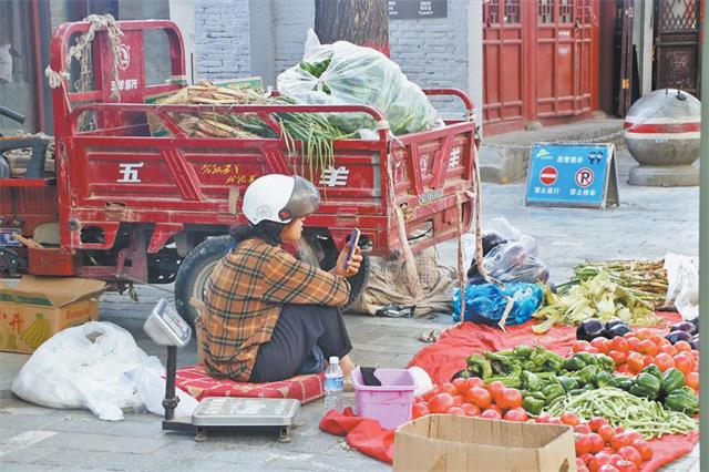 暑假期间，榆林古城景区：摊贩占道经营影响出行