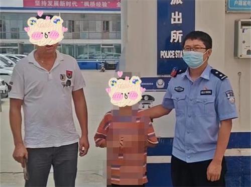 孩子，别哭！警察叔叔送你回家