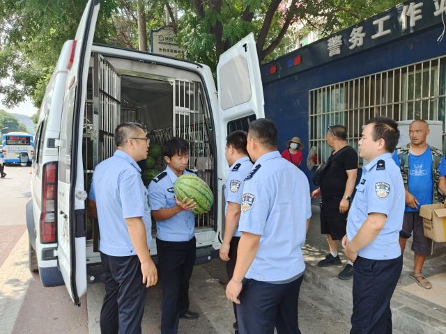 绥德公安：情系警营 夏送清凉——爱心个体户刘斌成送瓜到警营