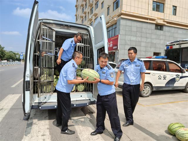 绥德公安：情系警营 夏送清凉——爱心个体户刘斌成送瓜到警营