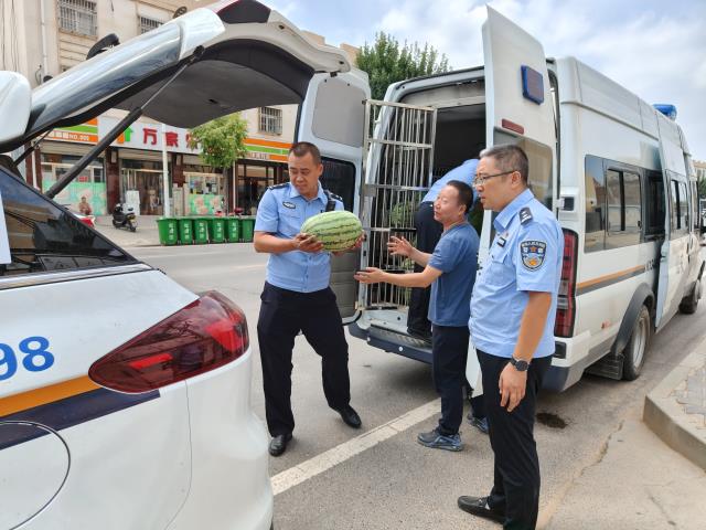 绥德公安：情系警营 夏送清凉——爱心个体户刘斌成送瓜到警营