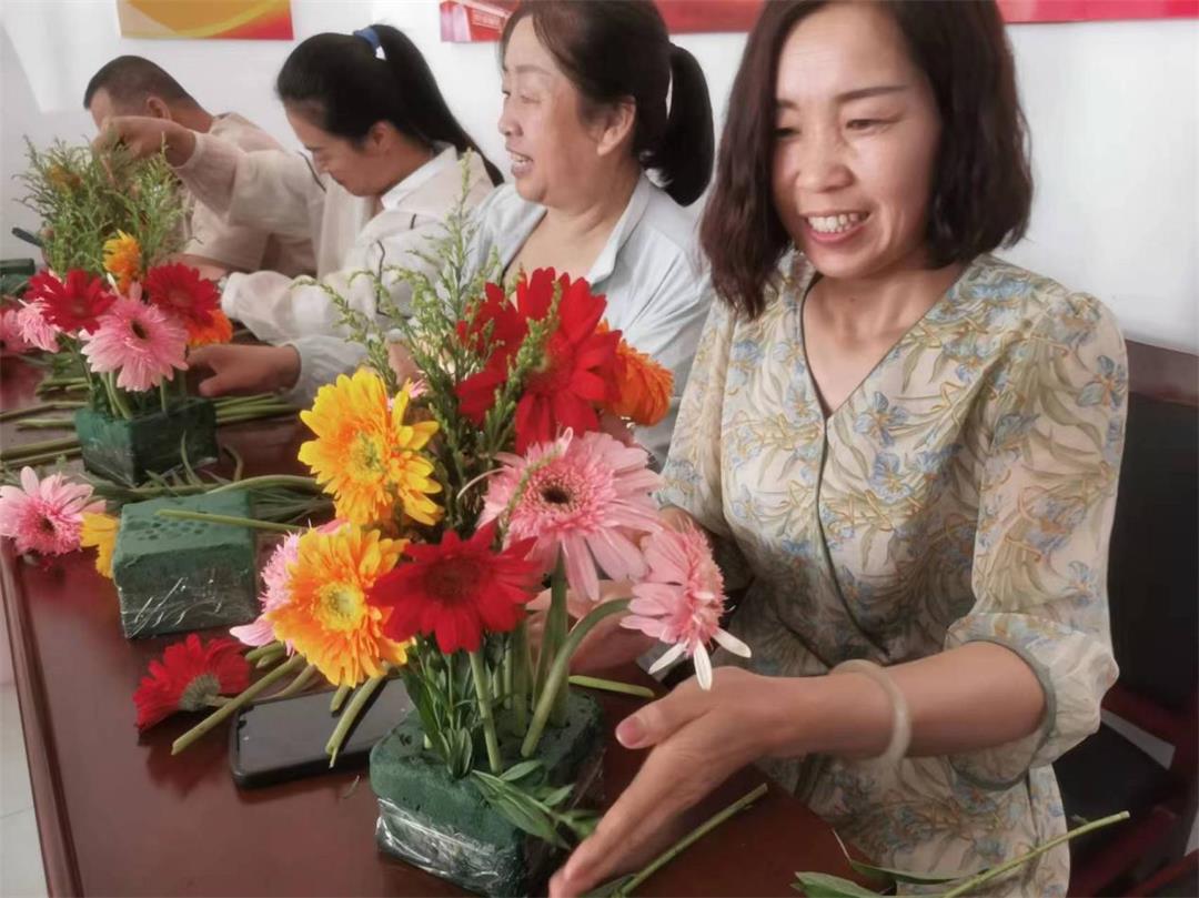 榆阳区鼓楼街道城隍庙滩社区开展“花样生活 情满七夕”主题活动