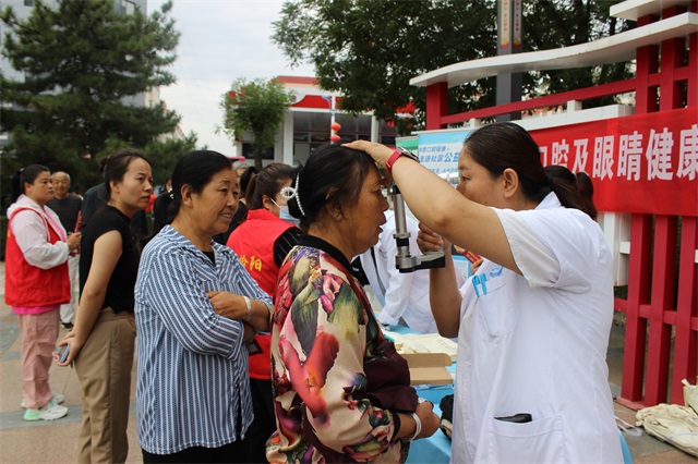 榆阳区鼓楼街道二里半社区：爱心义诊进社区 便民服务“零距离”