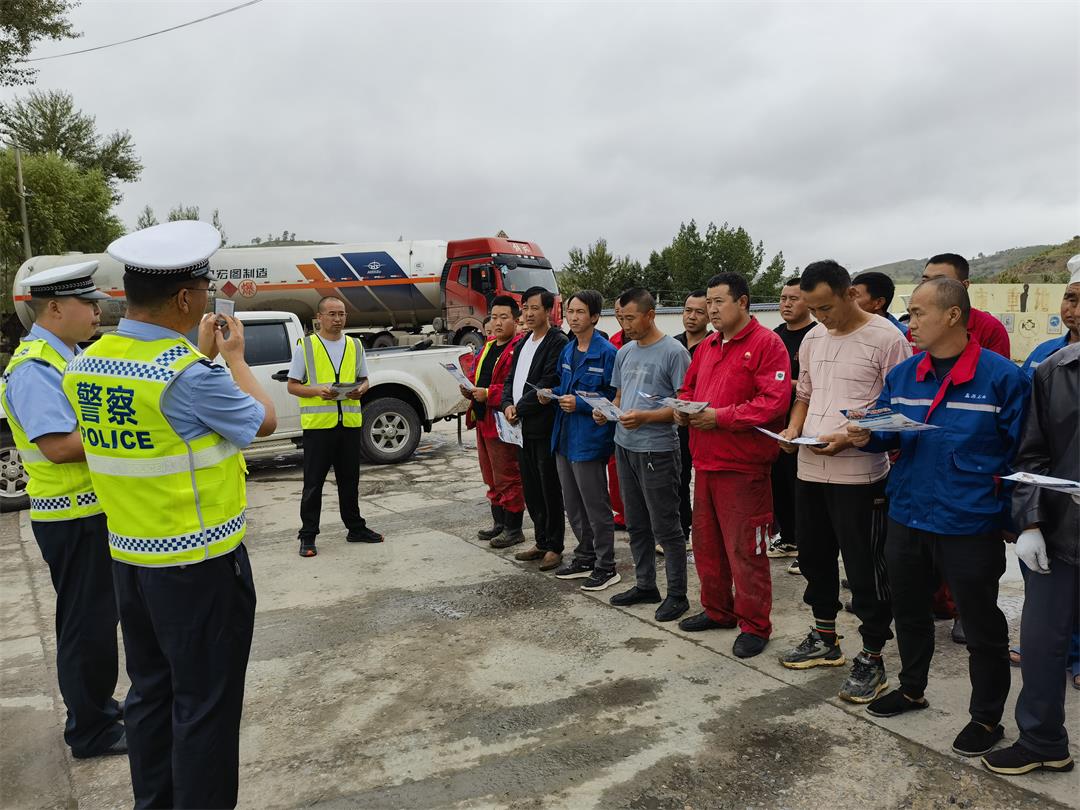 靖边交警走进重点行业场所开展交通安全宣传活动