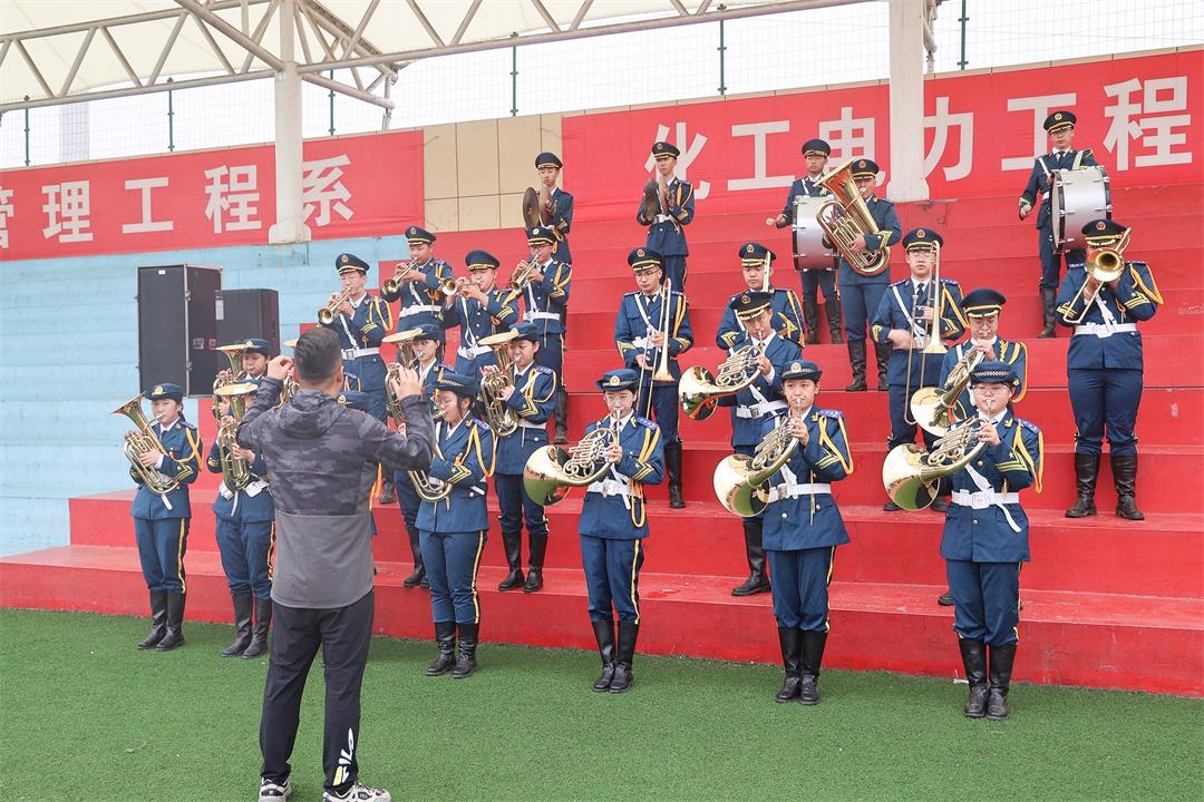 神木职教中心举行“奔赴新征程”新学期首次升旗仪式