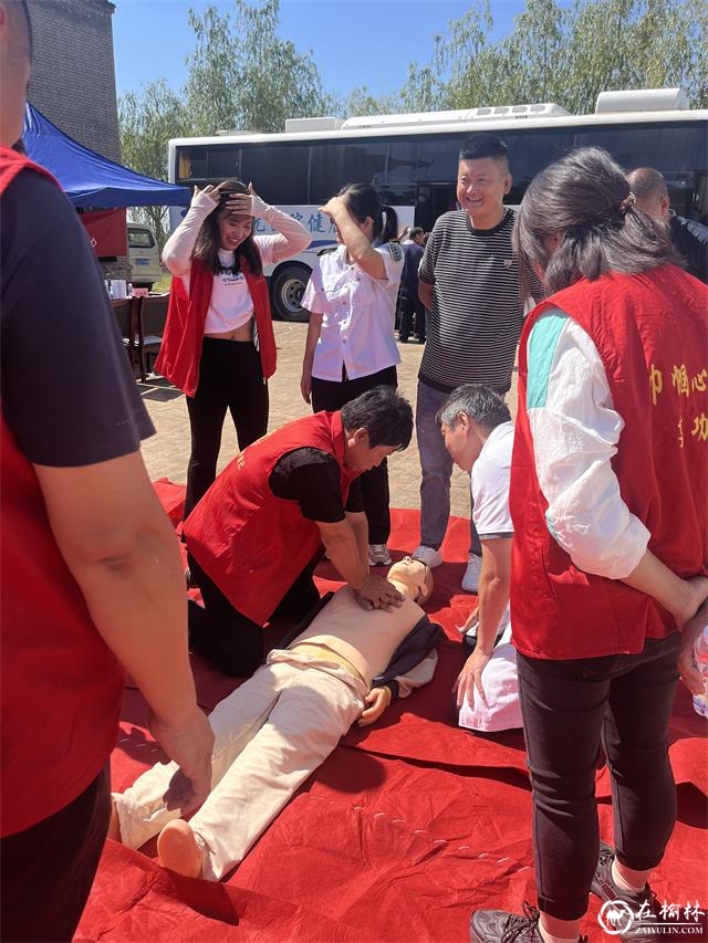 义诊暖人心 健康伴我行——榆阳区鱼河镇梁渠村联合星元医院开展义诊活动