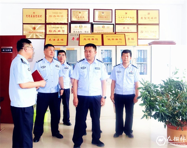 吴亮深入交警大队、局机关各部门调研指导工作