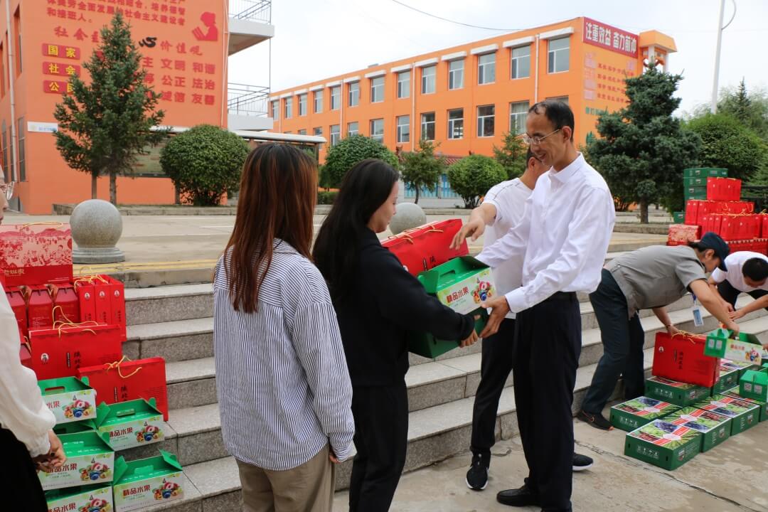 弘扬尊师重教良好风尚 榆阳区鱼河镇开展教师节走访慰问活动