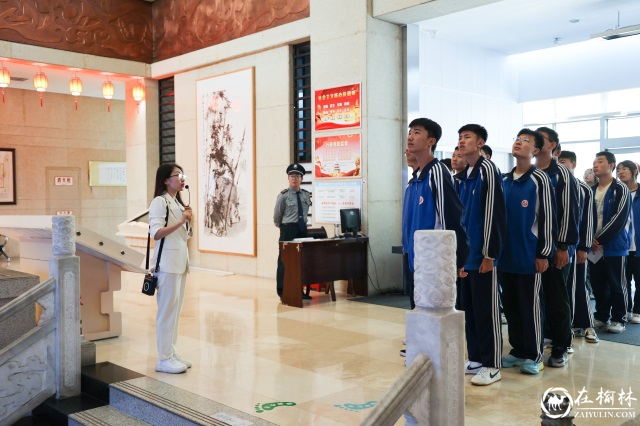 神木职教中心团委联合机械系组织学生干部及团员代表赴神木市博物馆开展培育和践行社会主义核心价值观主题教育活动