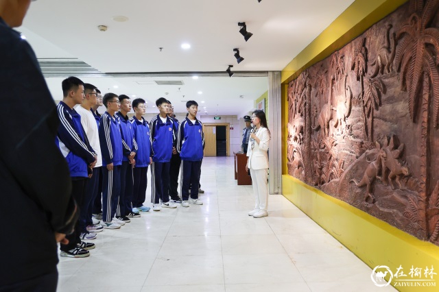 神木职教中心团委联合机械系组织学生干部及团员代表赴神木市博物馆开展培育和践行社会主义核心价值观主题教育活动