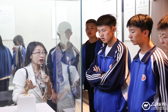 神木职教中心团委联合机械系组织学生干部及团员代表赴神木市博物馆开展培育和践行社会主义核心价值观主题教育活动