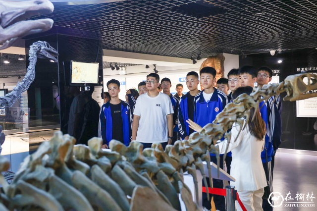 神木职教中心团委联合机械系组织学生干部及团员代表赴神木市博物馆开展培育和践行社会主义核心价值观主题教育活动