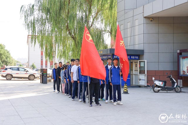 神木职教中心团委联合机械系组织学生干部及团员代表赴神木市博物馆开展培育和践行社会主义核心价值观主题教育活动