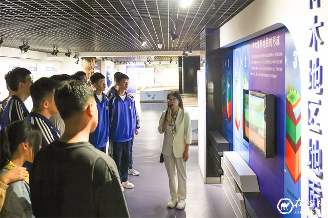 神木职教中心团委联合机械系组织学生干部及团员代表赴神木市博物馆开展培育和践行社会主义核心价值观主题教育活动