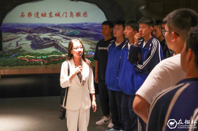 神木职教中心团委联合机械系组织学生干部及团员代表赴神木市博物馆开展培育和践行社会主义核心价值观主题教育活动