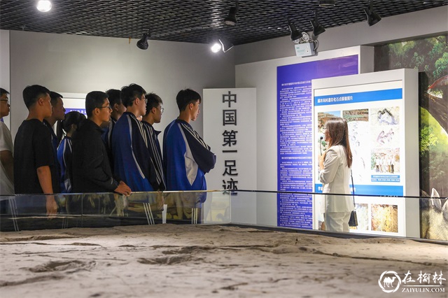 神木职教中心团委联合机械系组织学生干部及团员代表赴神木市博物馆开展培育和践行社会主义核心价值观主题教育活动