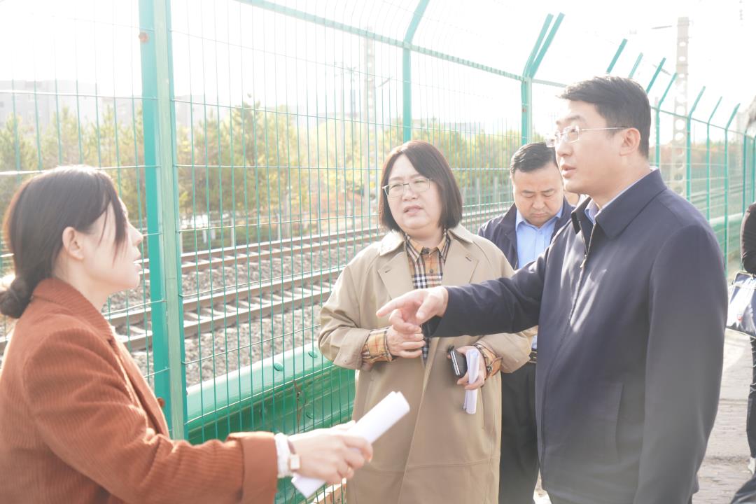 榆林市生态环境局走进崇文路办事处春苑社区开展慰问困难党员、群众活动