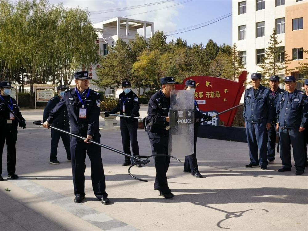 靖边巡特警大队民警走进靖边县职教中学开展反恐防暴专业技能培训