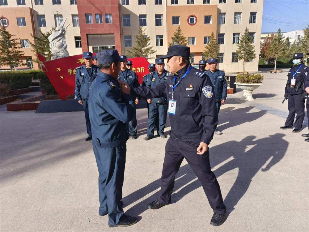 靖边巡特警大队民警走进靖边县职教中学开展反恐防暴专业技能培训