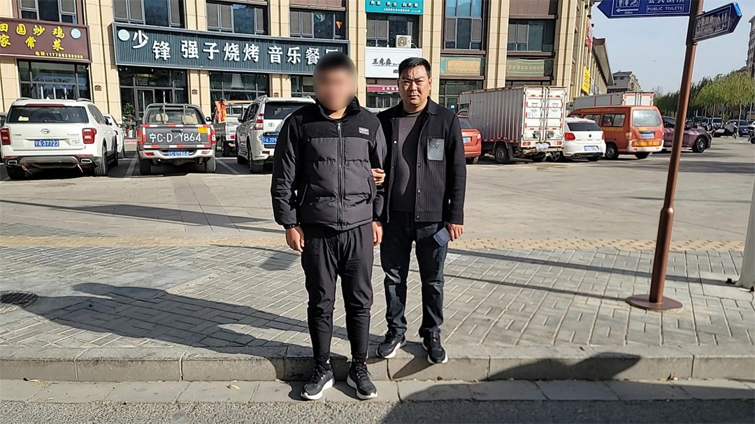 靖边警方快速破获系列砸车玻璃盗窃车内财物案