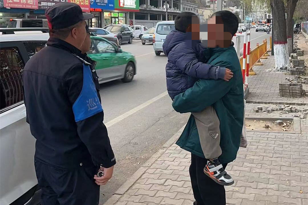 绥德公安：“警”急助力 送娃回家——巡特警找回走失男孩