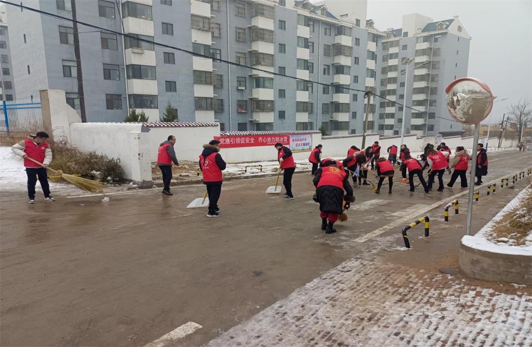鼓楼街道环城北路社区：党建引领促安全 齐心协力除冰雪