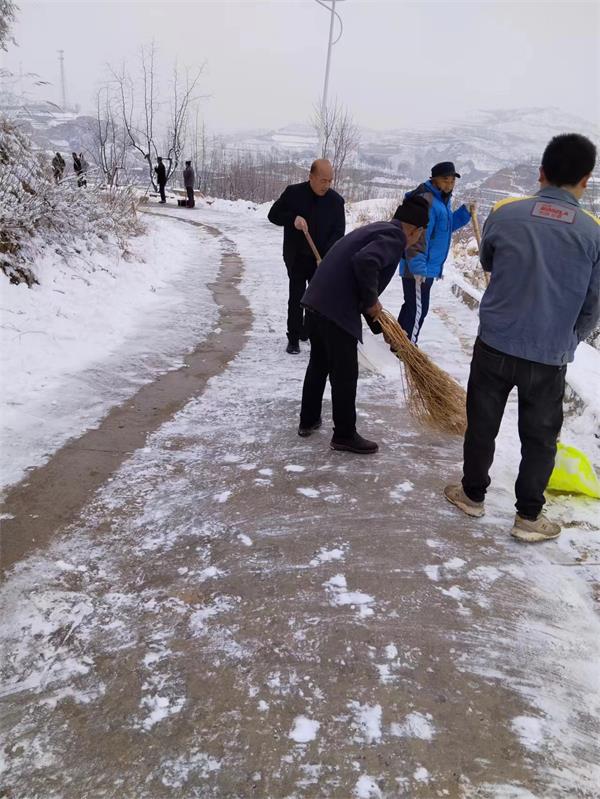 吴堡县郭家沟镇:做好“扫雪”小事 服务更有“温度” 吴堡县郭家沟镇:做好“扫雪”小事 服务更有“温度”