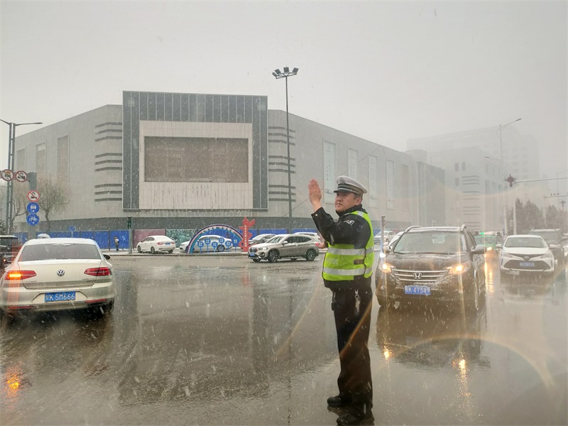 以“雪”为令 靖边交警雪天执勤保通畅