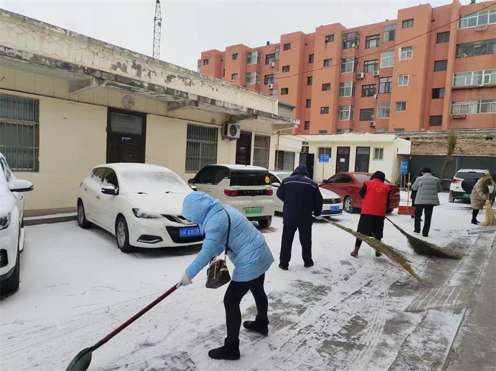 榆阳区鼓楼街道城隍庙滩社区组织辖区单位开展扫雪志愿服务活动