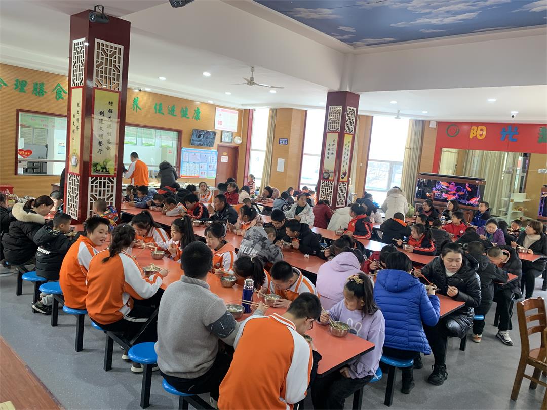 冬至将至！榆阳区金沙路街道福利路社区开展“冬日暖心 温情备至”活动
