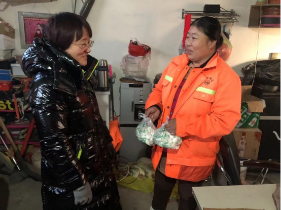 榆阳区金华路社区开展冬至“献爱心 送温暖”慰问活动