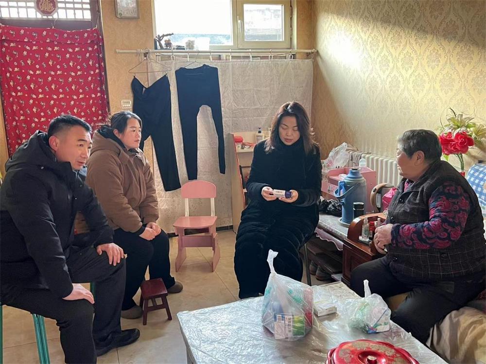 鼓楼街道城隍庙滩社区开展“人大代表进社区送医送药送健康”慰问活动