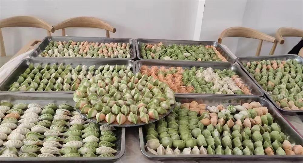 榆阳区崇文路街道春苑社区组织开展“关爱老人 情暖社区”包饺子活动