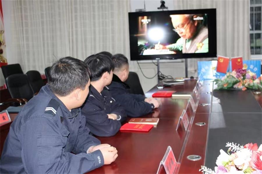 沐光而行 汲取力量——靖边县公安局组织党员民辅警观看《榜样8》专题节目