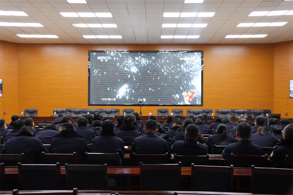 沐光而行 汲取力量——靖边县公安局组织党员民辅警观看《榜样8》专题节目