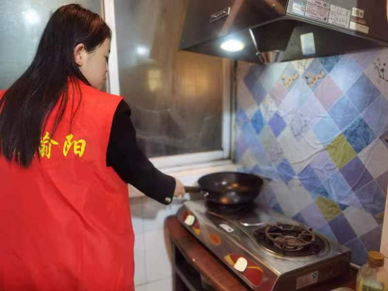 榆阳区崇文路街道芹涧路社区开展燃气安全隐患大排查行动