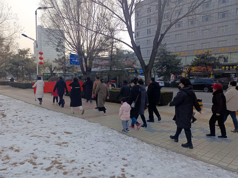 鼓楼街道环城北路社区举行“庆元旦 健步走 树新风”迎新年活动