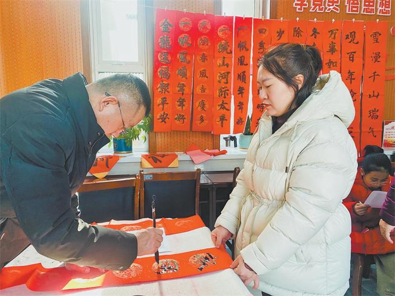 榆阳区榆康社区开展写春联送祝福活动