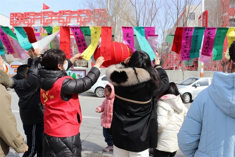 榆阳区金沙路街道福利路社区开展“福利闹元宵 龙年猜灯谜”主题活动