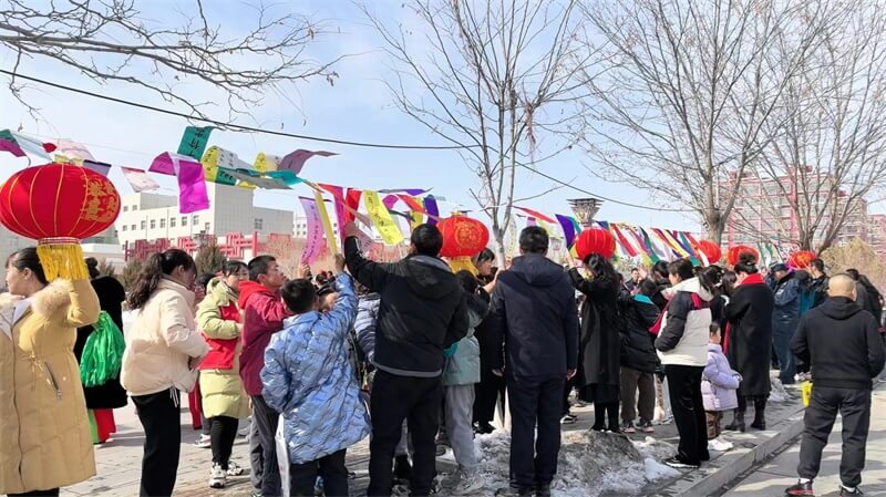 榆阳区金沙路街道福利路社区开展“福利闹元宵 龙年猜灯谜”主题活动