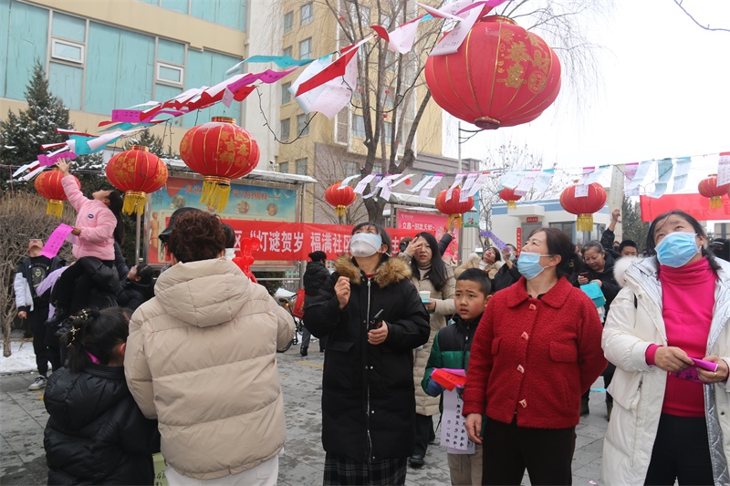 金沙路街道金榆社区开展“灯谜贺岁 福满社区”元宵猜灯谜活动