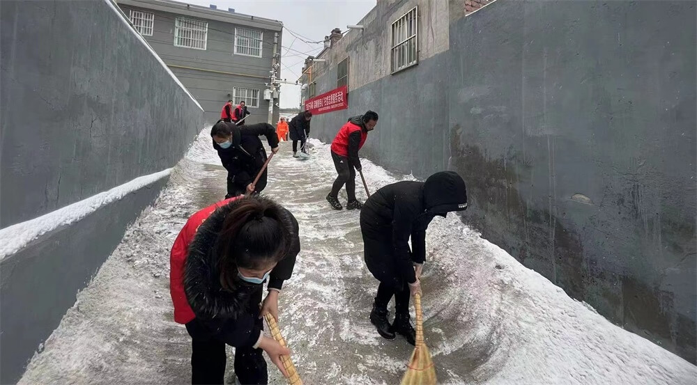 情暖新春 清雪护行——鸳鸯湖社区开展清雪除冰守护安全行动