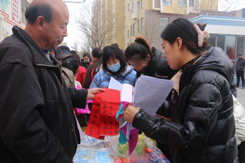 金沙路街道金榆社区开展“灯谜贺岁 福满社区”元宵猜灯谜活动