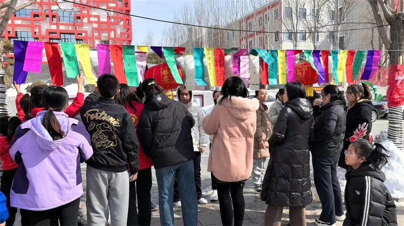 榆阳区金沙路街道福利路社区开展“福利闹元宵 龙年猜灯谜”主题活动