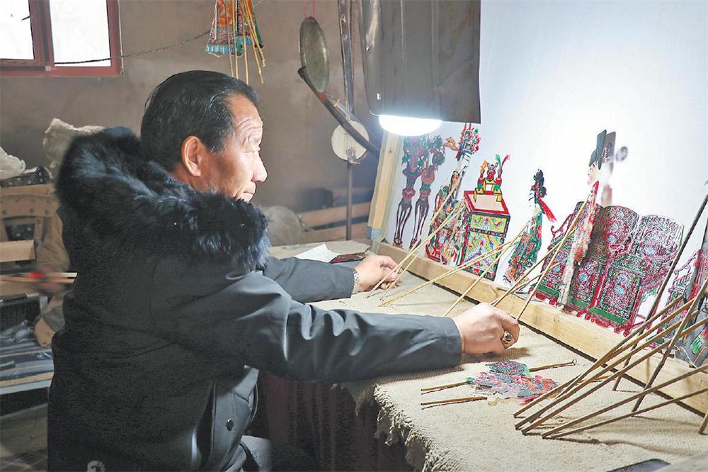 冯进文：方寸舞台上的皮影“守”艺人