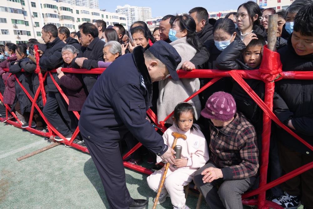 绥德公安：秧歌欢腾闹元宵 平安喜乐“警”色浓