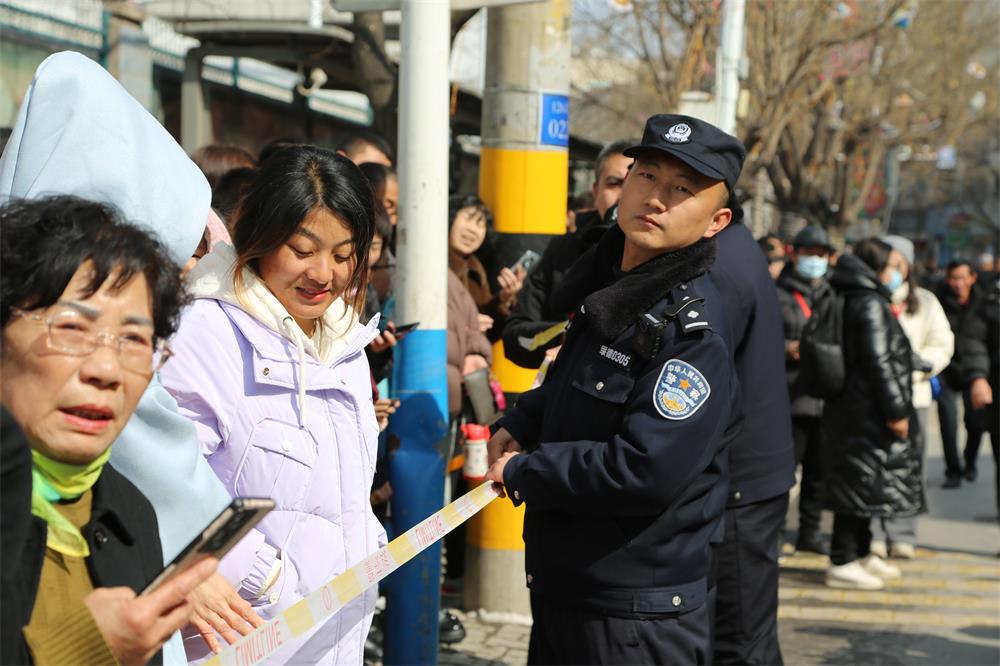 绥德公安：秧歌欢腾闹元宵 平安喜乐“警”色浓