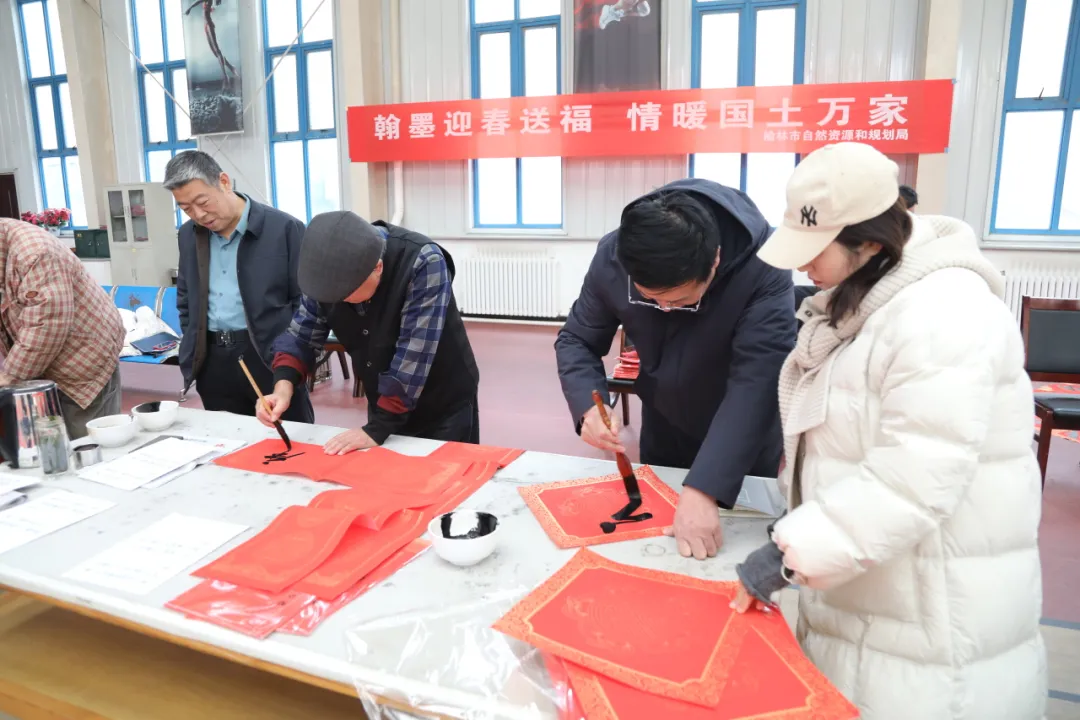 活动特邀市书法协会专家、老年大学资深书法老师、本单位退休老领导及干部职工家属等十多位书法名家